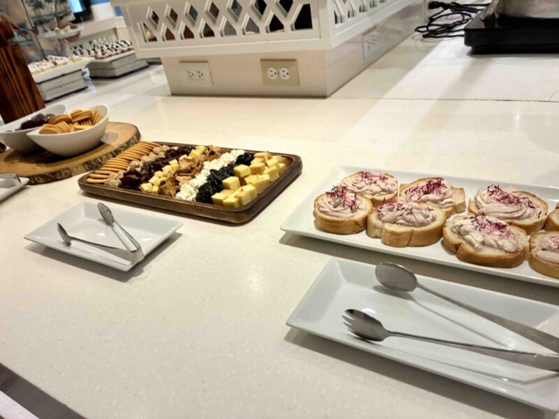 PICグアム　ロイヤルクラブラウンジのハッピーアワーの食事